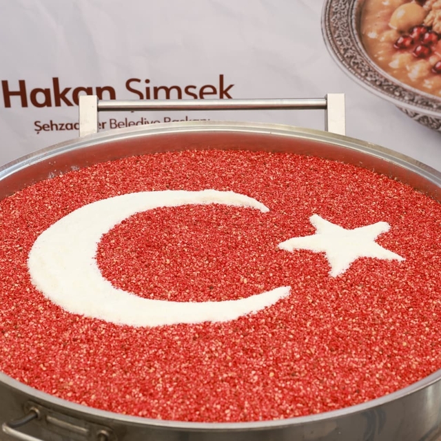 Başkan Hakan Şimşek hemşerileriyle aşure bereketini paylaştı