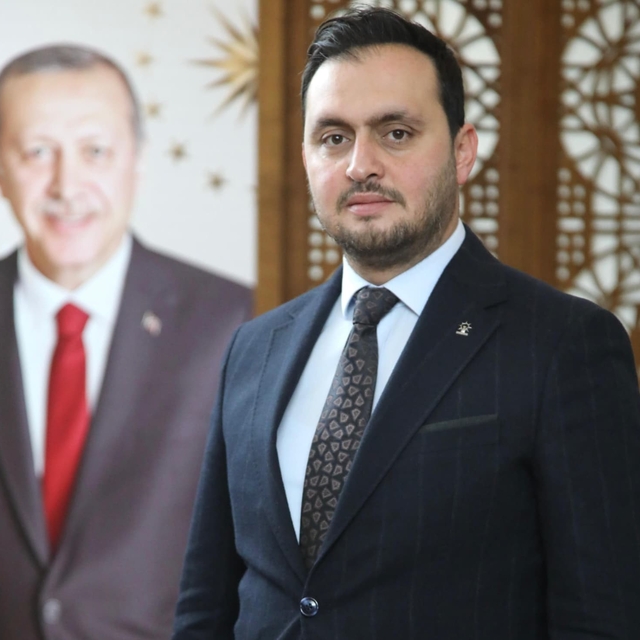 Başkan Selmanoğlu: "Gençlerin önünü açan siyasi hareketiz"
"Biliyoruz ki gü...