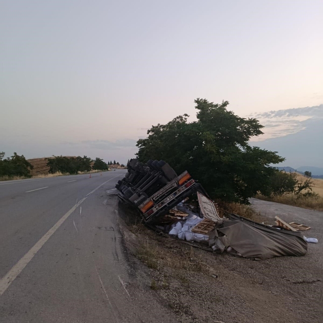 Bilecik'te yan yatan tırın sürücüsü yaralandı