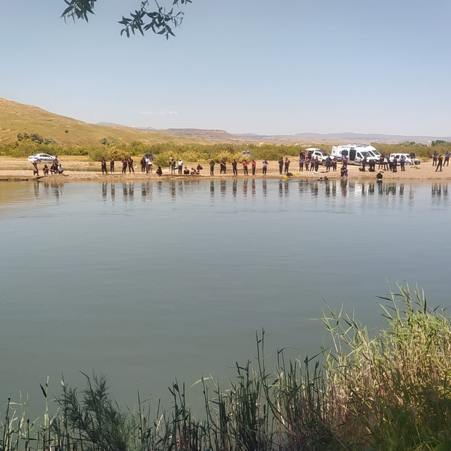 Sivas'ta serinlemek için Kızılırmak'a giren 2 kişiden 1'i kayboldu