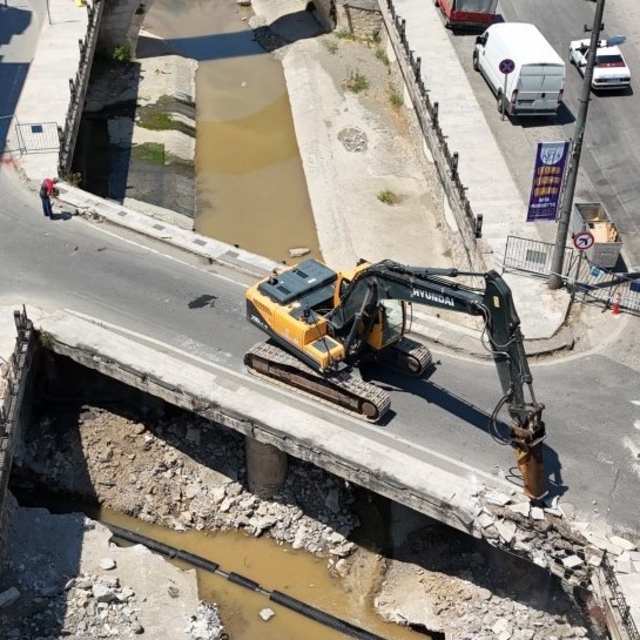 Ordu'da sağanak sonrası taşkın riski bulunan derede güvenli köprü çalışması