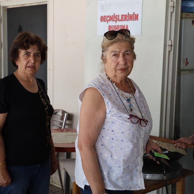 Emekli kadınlar gözleme satarak üniversitelilere destek oluyor