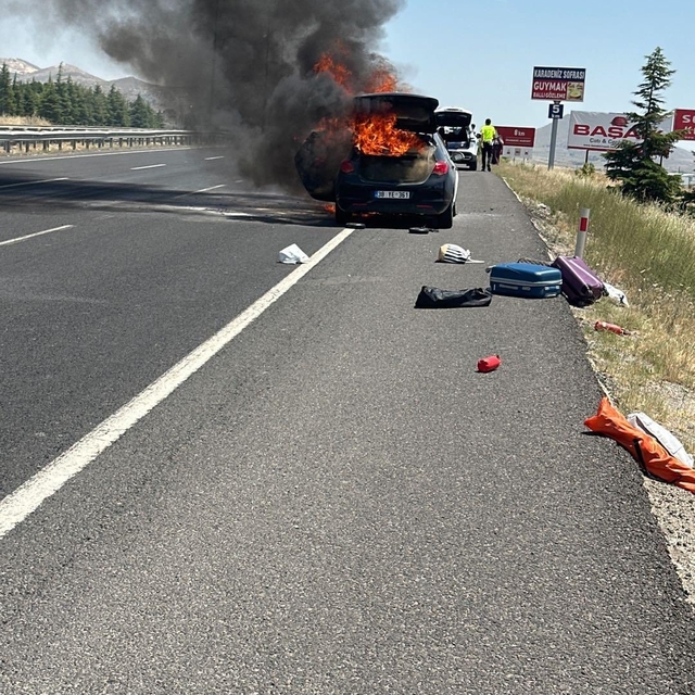 Eskişehir'de seyir halindeki otomobil alevlere teslim oldu
Sürücüsü aracı e...