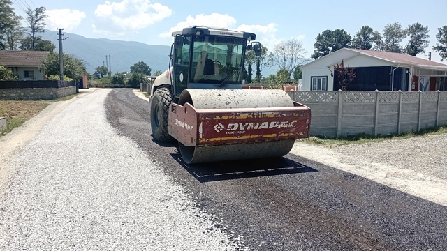 Düzce'de köylerde sathi kaplama çalışmaları tamamlanıyor
