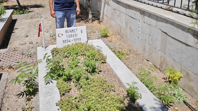 Yeri 68 yıl sonra tespit edilen şehit dayısının mezarını ziyaret etti