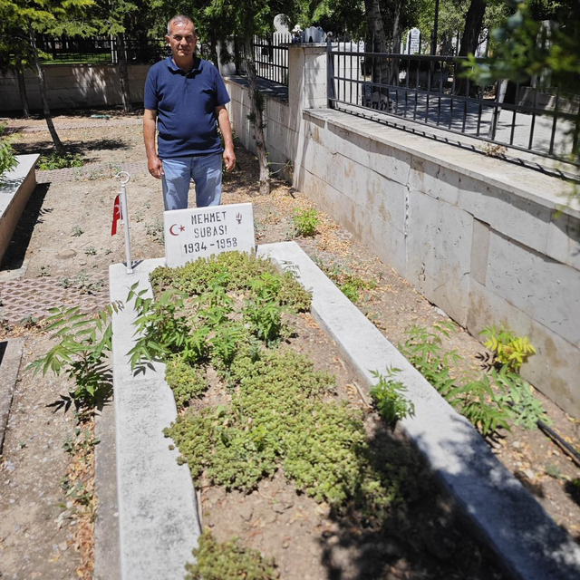 Yeri 68 yıl sonra tespit edilen şehit dayısının mezarını ziyaret etti