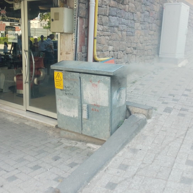 Bilecik'te elektrik trafosunda patlama
Patlama sonrası çıkan duman ve alevl...