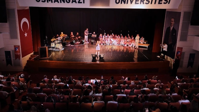 Çocuk Hematoloji ve Onkoloji Servisi'nde tedavi gören çocuklara miniklerden anlamlı destek
İlkokul öğrencilerinin konserinden elde edilen gelir ile tedavi gören çocuklara hediyeler alındı