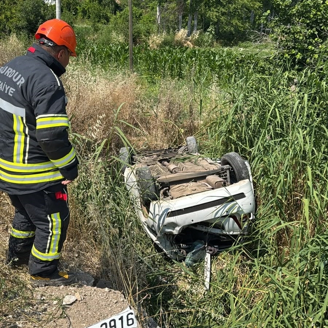 Burdur'da otomobil kanala düştü: 2 yaralı