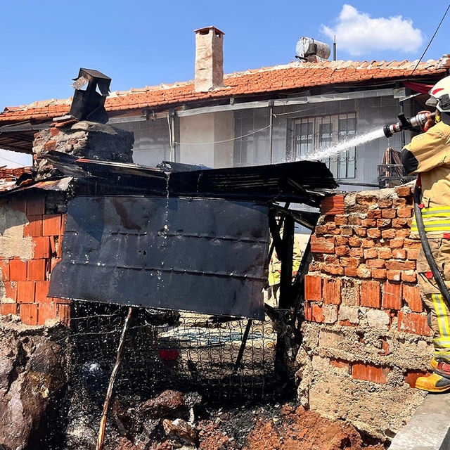 Bahçedeki fırında çıkan yangın paniğe neden oldu