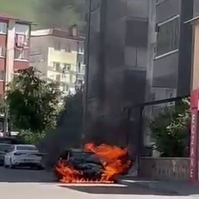 Erzurum'da otomobil alev topuna döndü