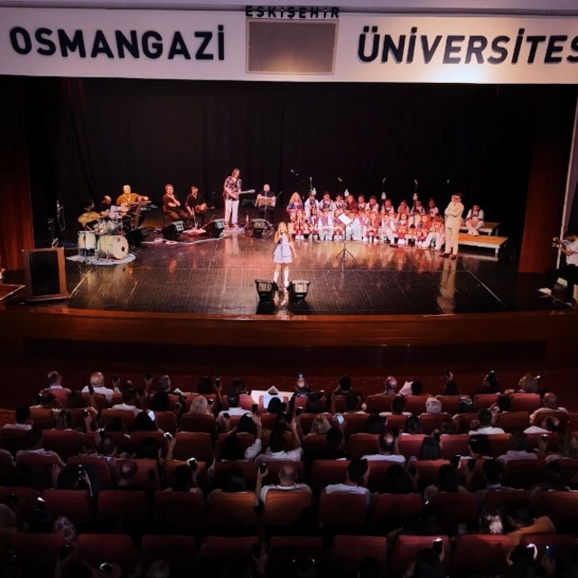 Çocuk Hematoloji ve Onkoloji Servisi'nde tedavi gören çocuklara miniklerden...