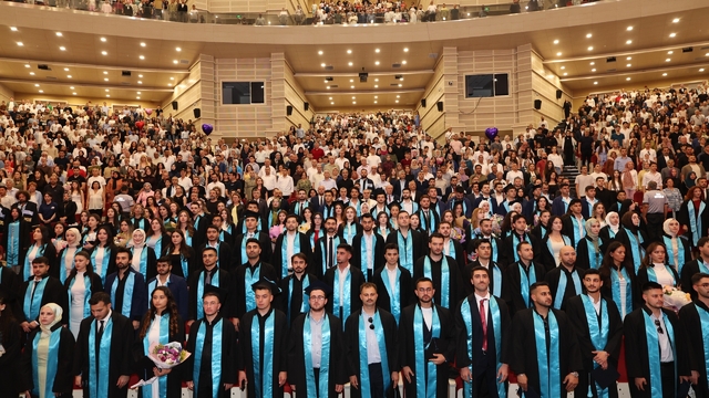 ERÜ Havacılık ve Uzay Bilimleri Fakültesi'nde mezuniyet sevinci