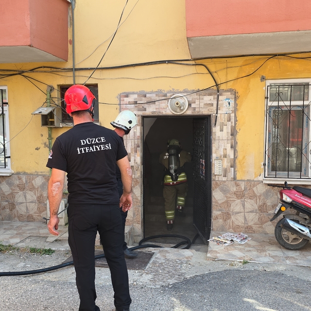 Yaramaz çocukların evcilik oyunu yürekleri ağza getirdi: Az kalsın ev yanıy...