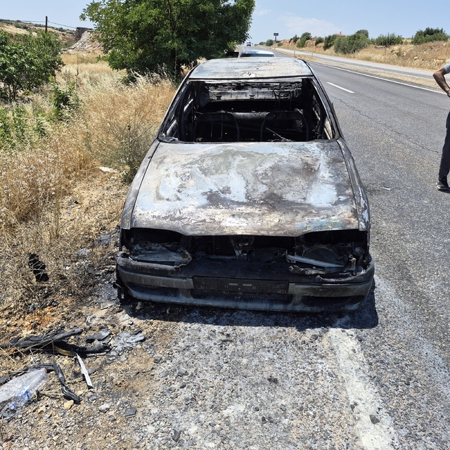 Seyir halindeki otomobil alev aldı