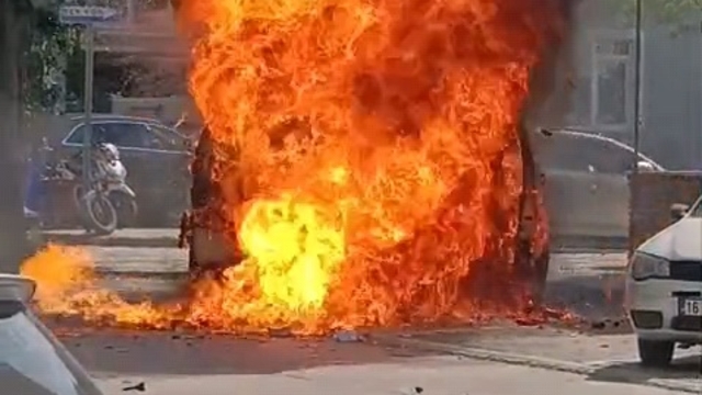 Çakmak yüklü hafif ticari araç, alev alev yandı