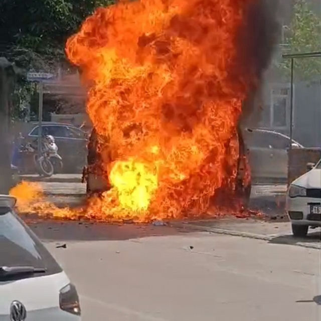 Çakmak yüklü hafif ticari araç, alev alev yandı