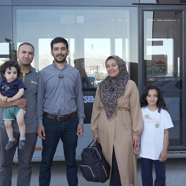 Otobüste unutulan içinde ziynet eşyası olan çantayı şoför sahibine ulaştırd...