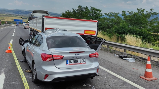 Otomobil, TIR'a arkadan çarptı: 1 ölü, 6'sı çocuk 8 yaralı