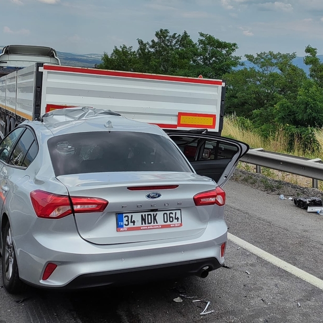 Otomobil, TIR'a arkadan çarptı: 1 ölü, 6'sı çocuk 8 yaralı