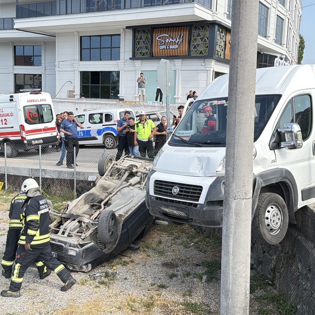İşçi servisi ile iki otomobil çarpıştı: 3 yaralı