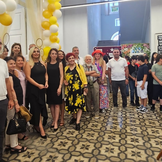 İzmir'in tarihi okuluna hayırsever ve gönüllü desteğiyle modern kütüphane