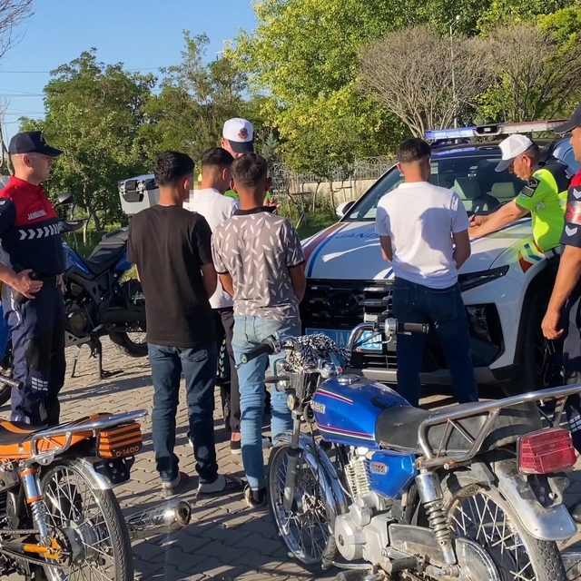 Motosikletli trafik canavarları jandarmadan kaçamadı
Gözaltına alınan 4 gen...