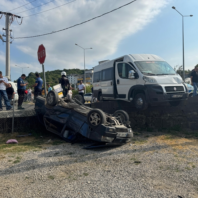 İşçi servisiyle çarpışan otomobil bahçeye uçtu: 3 yaralı