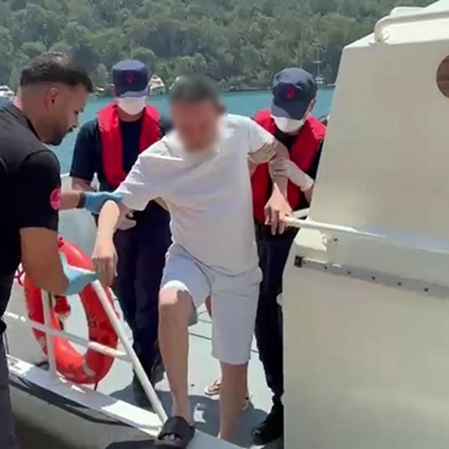 Özel teknelerde rahatsızlanan iki vatandaşa tıbbi tahliye