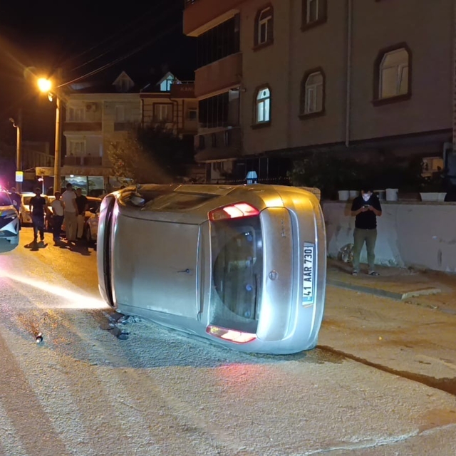 Park halindeki otomobile çarpıp yan yattı, sürücüsü olay yerinden kaçtı