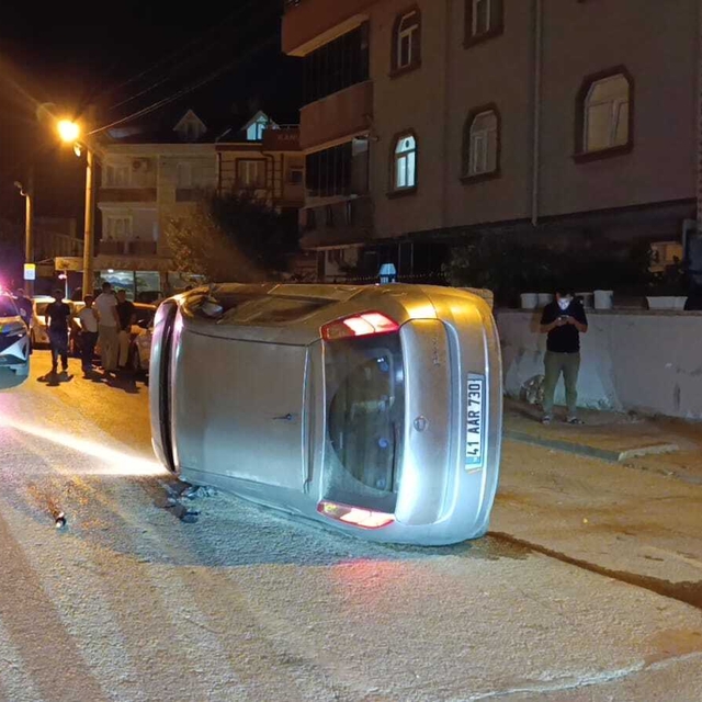 Park halindeki araca çarpıp devrilen otomobilin sürücüsü kaza yerinden kaçt...