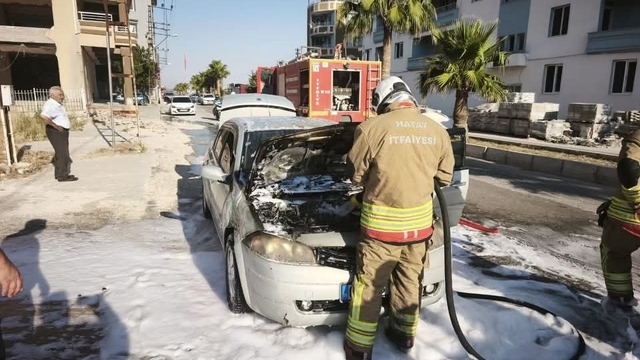 Antakya'da aracın motorundan alevler yükseldi