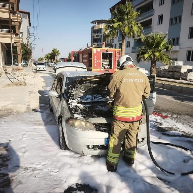 Antakya'da aracın motorundan alevler yükseldi