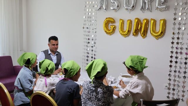 Koruma altındaki çocuklar aşure yaptı