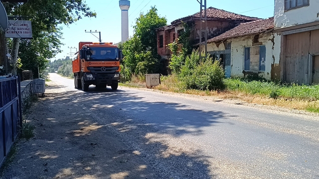 Sıcaklığın 35 dereceyi bulduğu Bilecik'te asfalt eridi
