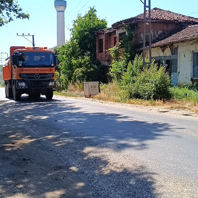 Sıcaklığın 35 dereceyi bulduğu Bilecik'te asfalt eridi