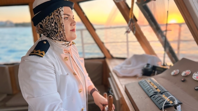 Van Gölü'nün ilk kadın kaptanı: Dümen artık ona emanet
Van Gölü'nün turkuaz sularında kadın kaptan başarısı