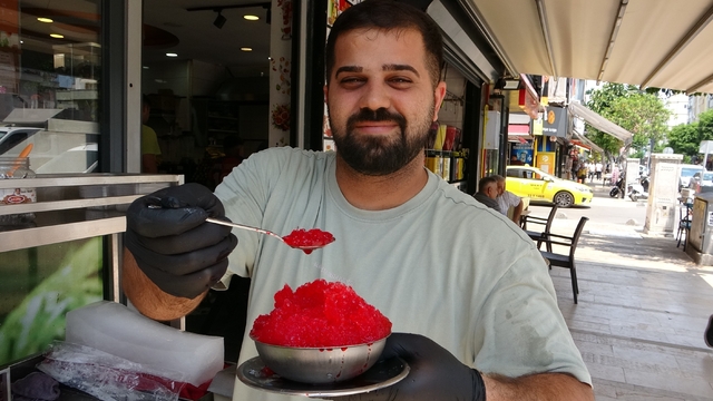 Sıcak ve nemin bastırdığı Mersin'de vatandaşlar bici biciyle serinliyor