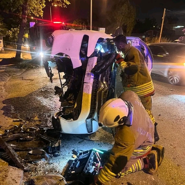 Ağaca çarparak yan yatan otomobildeki 2 kişi yaralandı