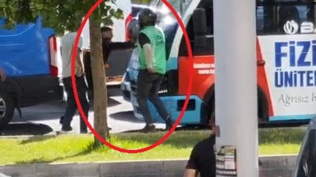 Motokuryeden yol verme tartışmasında minibüse kasklı saldırı; o anlar kamerada