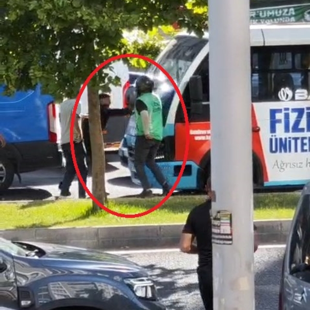 Motokuryeden yol verme tartışmasında minibüse kasklı saldırı; o anlar kamer...