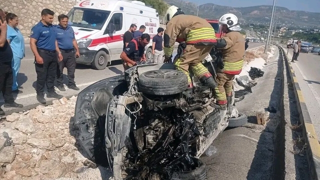 Hatay'da otomobil refüje çarptı:  1'i ağır 3 yaralı