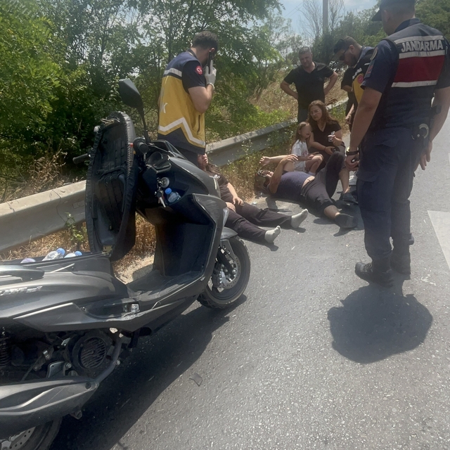 Tekirdağ'da devrilen motosikletteki 3 kişi yaralandı