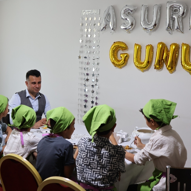 Koruma altındaki çocuklar aşure yaptı