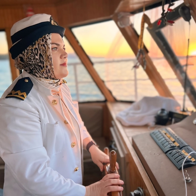 Van Gölü'nün ilk kadın kaptanı: Dümen artık ona emanet
Van Gölü'nün turkuaz...