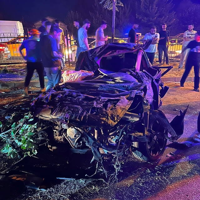 Refüje çarpan otomobil hurdaya döndü: 2 yaralı