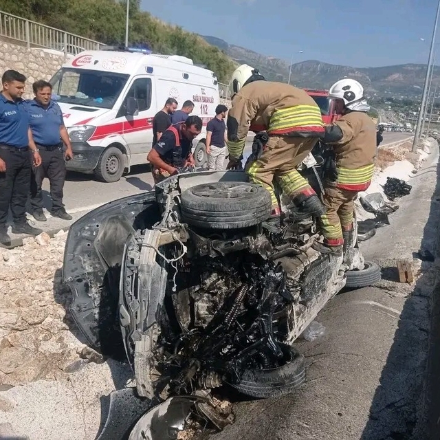 Hatay'da otomobil refüje çarptı:  1'i ağır 3 yaralı