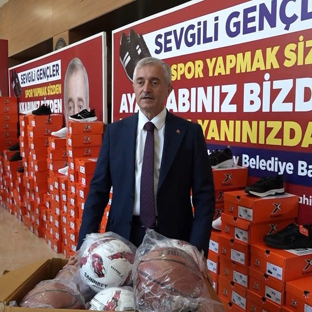 Şahinbey'de öğrencilere spor ayakkabı dağıtma geleneği devam ediyor