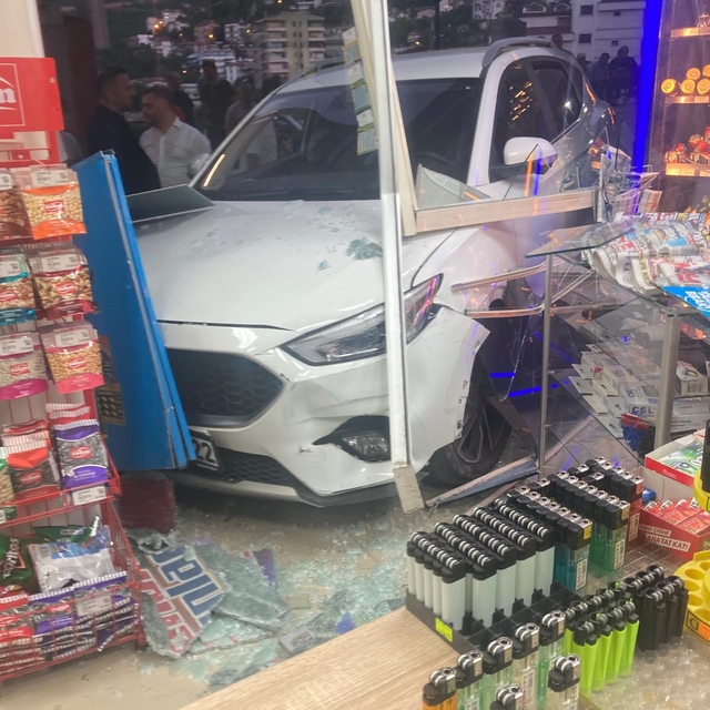 Kontrolden çıkan otomobil iş yerine daldı, facianın eşiğinden dönüldü