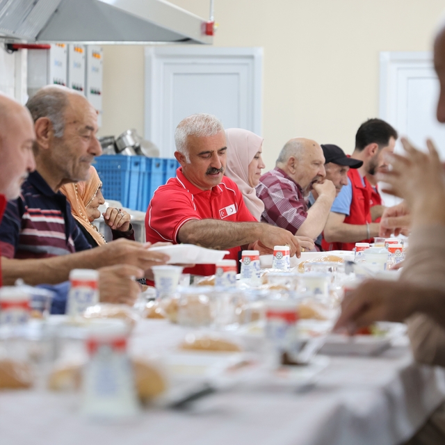Türk Kızılay'dan huzurevi sakinlerine anlamlı ağırlama